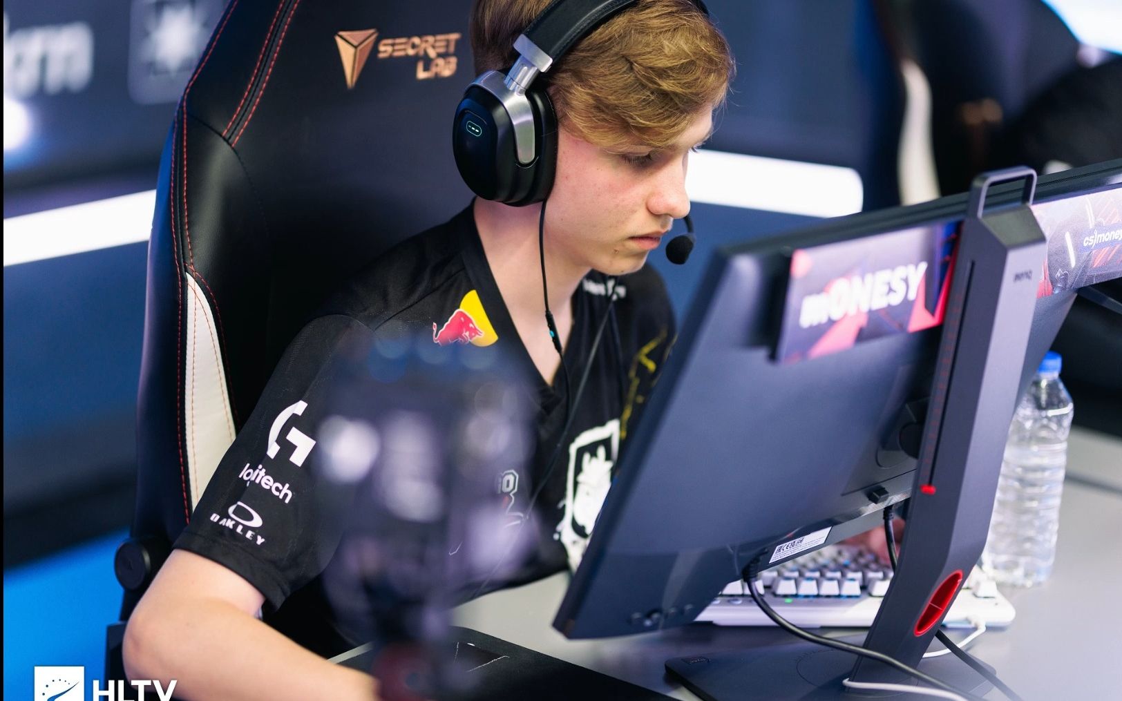 感到烦恼甚 感到烦恼甚