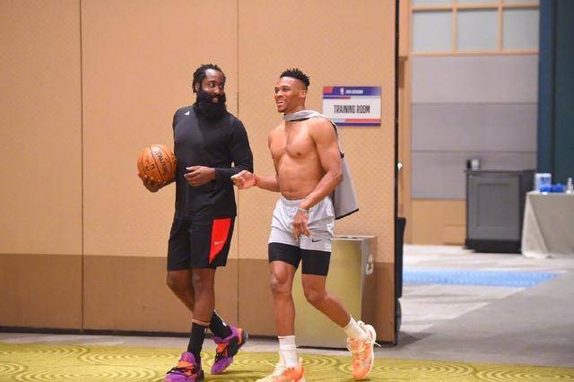 掏出手机开 掏出手机开